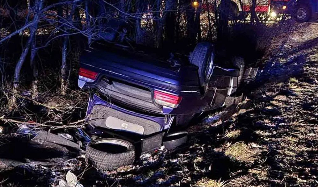 Pijany kierujący dachował, bo pijany pasażer zaciągnął hamulec ręczny