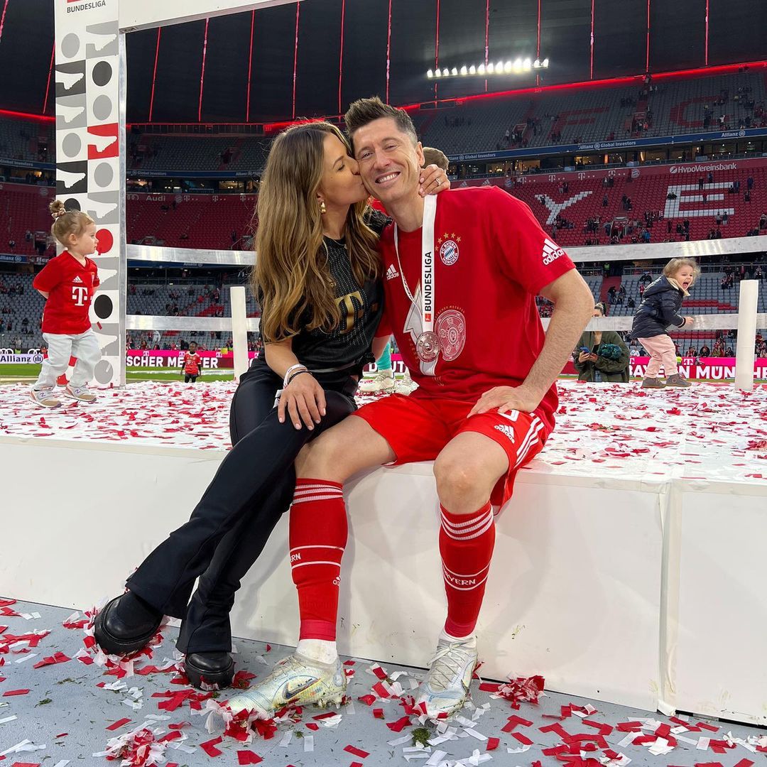 Robert Lewandowski świętuje nowy tytuł wraz z Anią i córkami. Uroczo? 