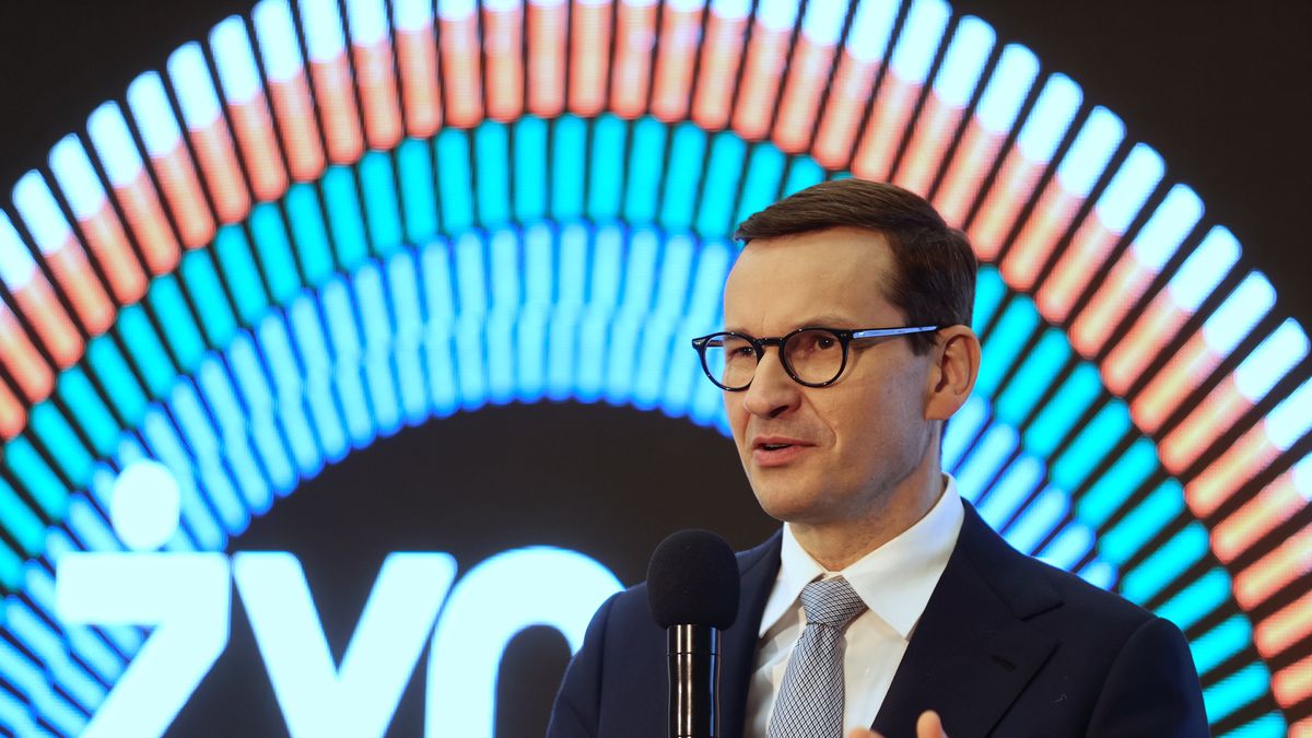 Katowice, 22.12.2021. Premier Mateusz Morawiecki podczas konferencji prasowej dotyczącej przyznania miastu Katowice tytułu Europejskiego Miasta Nauki 2024, 22 bm. Szef polskiego rządu przebywa z wizytą w województwie śląskim. (sko) PAP/Andrzej Grygiel