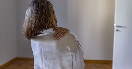 Pojawia się przy przerzutach rakowych. Najczęściej po wstaniu z łóżka