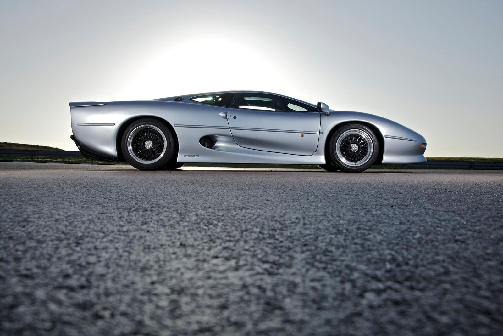 Legenda lat 90.: Jaguar XJ220 [galeria zdjęć] 3