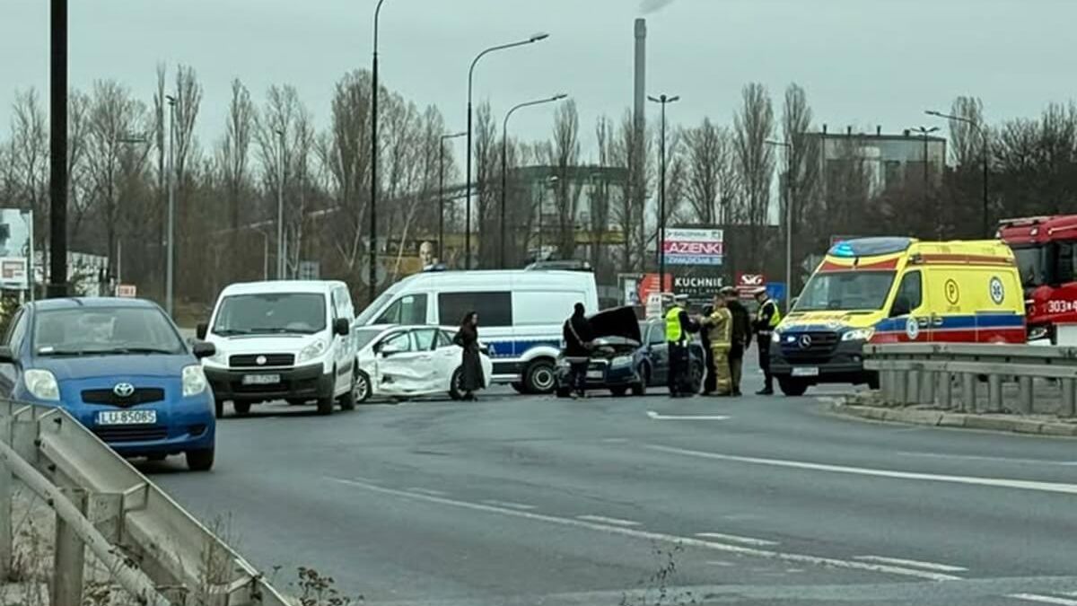 Zderzenie toyoty z audi na rondzie przy Makro