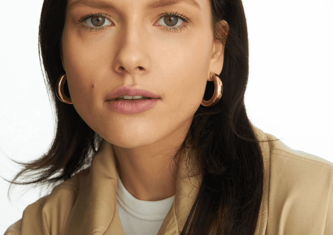 Duże kolczyki – jak nosić wyrazistą biżuterię bez przesady?