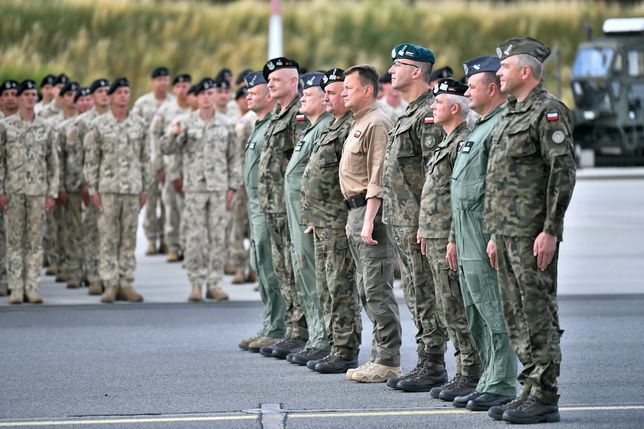 Wrocław, 30.06.2021. Minister obrony narodowej Mariusz Błaszczak (5P) podczas uroczystego powitania żołnierzy wracających z ostatniej zmiany w ramach Polskiego Kontyngentu Wojskowego w Afganistanie, 30 bm. we Wrocławiu. (amb) PAP/Maciej Kulczyński