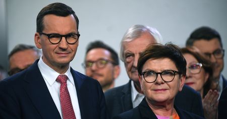 Szydło na wojnie z Morawieckim. "Walczy o polityczne życie"