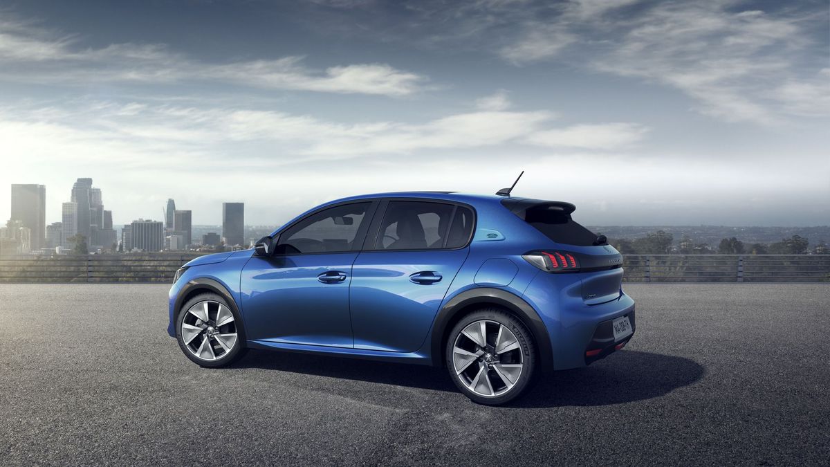 E-208 wygląda równie dobrze co spalinowa odmiana.