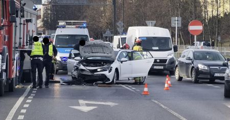 Zderzenie osobówki z dostawczakiem na rondzie przy Makro. Są utrudnienia w ruchu [ZDJĘCIA]