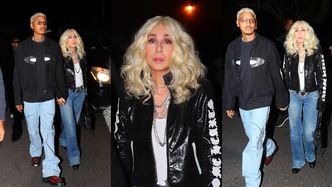 Obwieszona łańcuchami Cher zasuwa na imprezę w towarzystwie młodszego o 40 LAT chłopaka. Słodka z nich para? (FOTO)