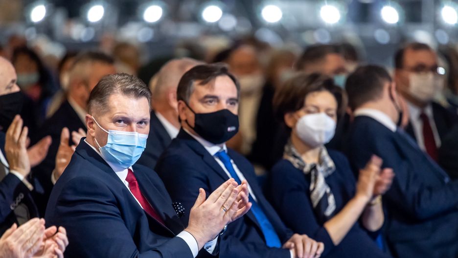 Toruń, 04.12.2021. Minister sprawiedliwości, prokurator generalny Zbigniew Ziobro (2L), minister edukacji i nauki Przemysław Czarnek (L) oraz minister rodziny, pracy i polityki społecznej Marlena Maląg (P) biorą udział w mszy świętej w Hali Sportowo-Widowiskowej Arena Toruń, 4 bm. Trwają uroczyste obchody 30-lecia Radia Maryja. (aldg) PAP/Tytus Żmijewski
