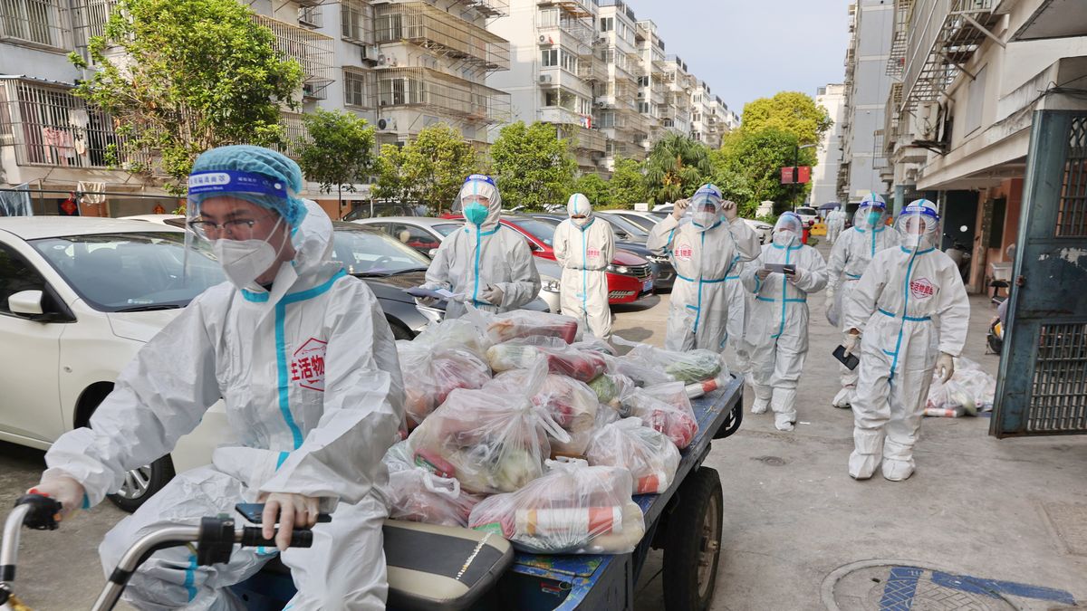 NANTONG, CHINA - APRIL 17 2022: Volunteers in PPE distribute groceries to residents under the Covid-19 lockdown in Nantong in east China's Jiangsu province Sunday, April 17, 2022. (Photo credit should read XU CONGJUN/ Feature China/Future Publishing via Getty Images)