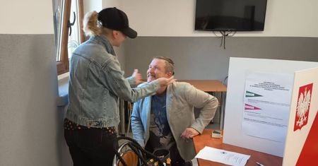 Piękne sceny w lokalu wyborczym. Zdjęcia obiegają Polskę