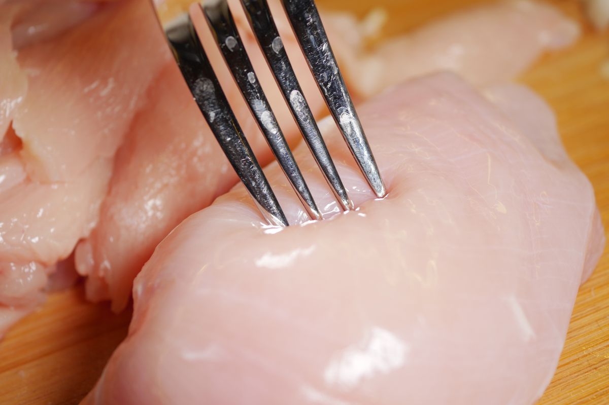 Hack your chicken prep: Simple fork trick revolutionizes meat cleaning