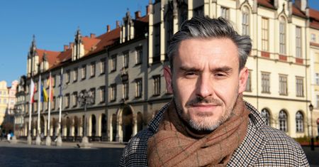 Pojechał na wakacje służbowym autem. Tak zarabiał w państwowym instytucie