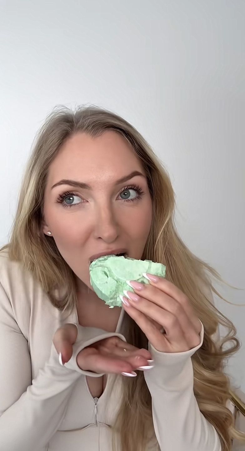 Martirenti próbuje przysmaku dla koni 