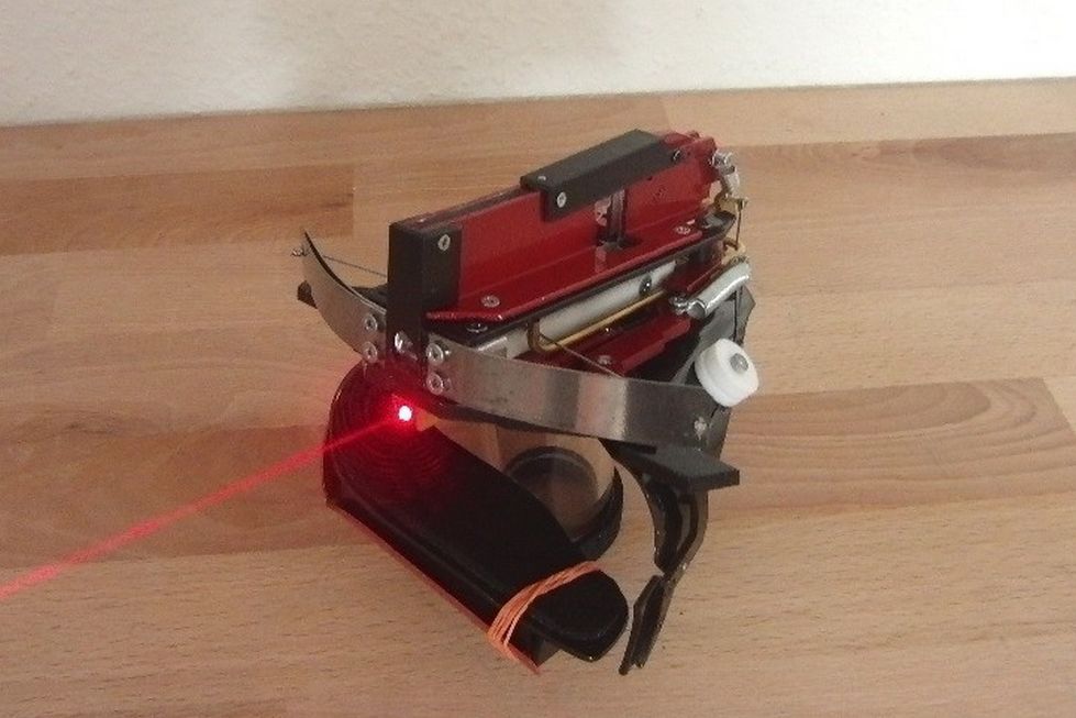 Spełniony sen asasyna: półautomatyczna, laserowa kusza na nadgarstek