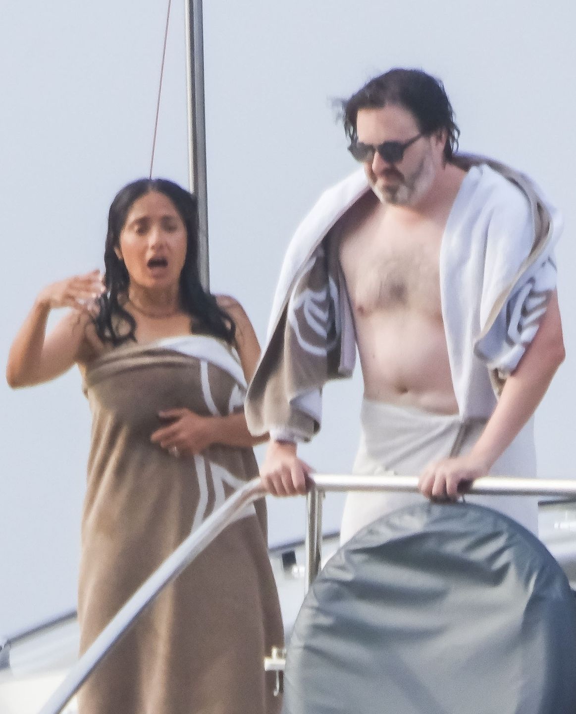 Salma Hayek dokazuje z rodzinką na jachcie 