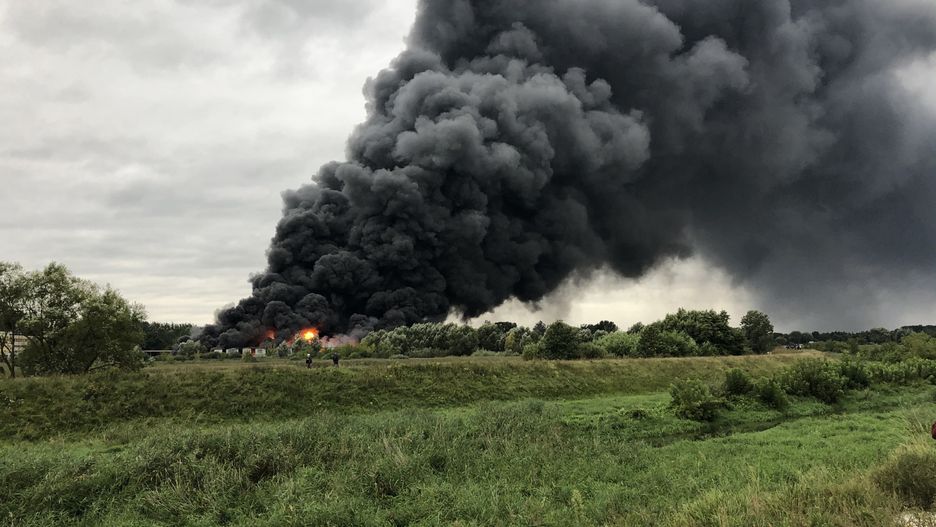 Konstancin-Jeziorna. Pożar magazynu. Ogromne kłęby dymu 