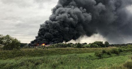 Konstancin-Jeziorna. Pożar magazynu. Ogromne kłęby dymu