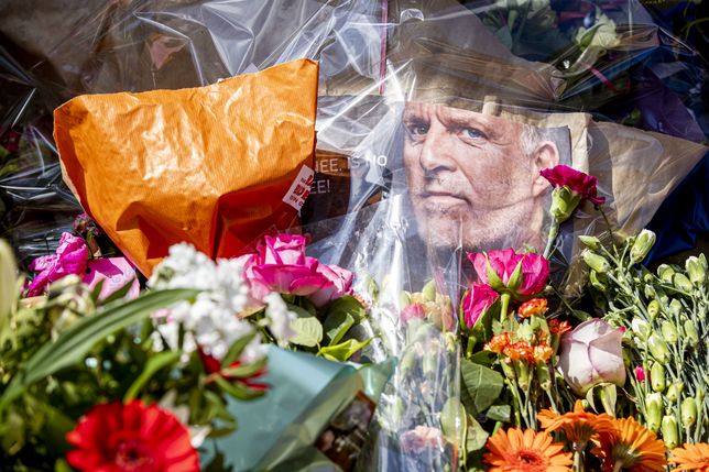 Zdjęcie zamordowanego dziennikarza wśród kwiatów, które w hołdzie składali mu mieszkańcy Amsterdamu