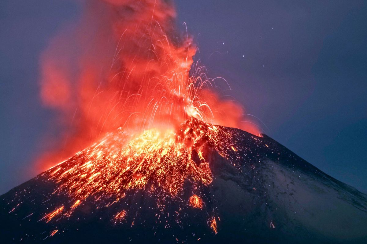 Erupcja wulkanu Popocatepetl w Meksyku

