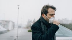 Pacjenci boją się, że to COVID, tymczasem przyczyną jest smog. Jak odróżnić kaszel smogowy od covidowego?
