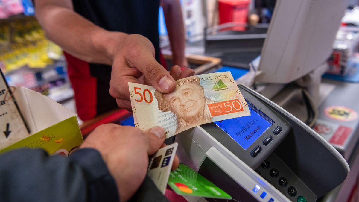 Sklepy w Szwecji znów muszą przyjmować gotówkę