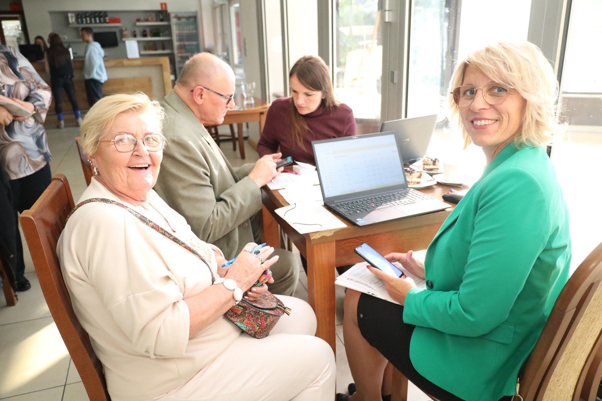 Mariola Koczorowska i Kinga Nowak-Szymanowska z Urzędu Miejskiego w Krotoszynie pomagały seniorom założyć Kartę Mieszkańca