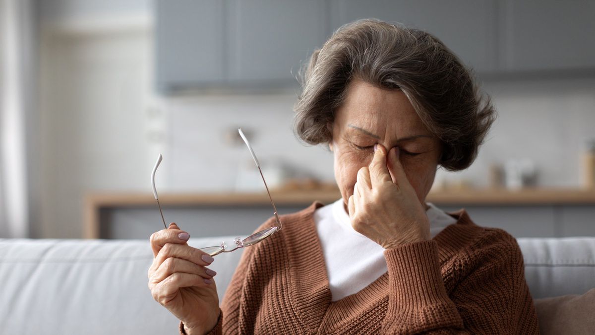 Zmęczona starsza kobieta.