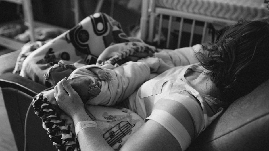 Zasnęła z noworodkiem przy piersi. Chłopiec nie przeżył