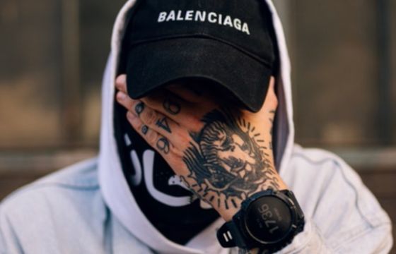 Słynny influencer, ulubieniec gwiazd, kiepski biznesmen czy oszust? Wszystkie twarze Żurnalisty