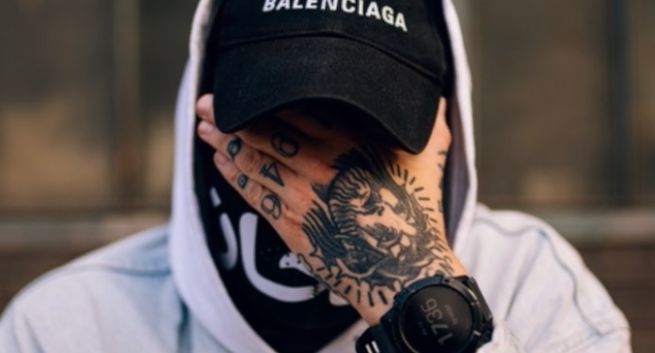 Słynny influencer, ulubieniec gwiazd, kiepski biznesmen czy oszust? Wszystkie twarze Żurnalisty