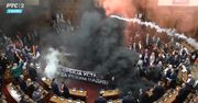 Skandal w serbskim parlamencie. Są ranni, jedna posłanka walczy o życie