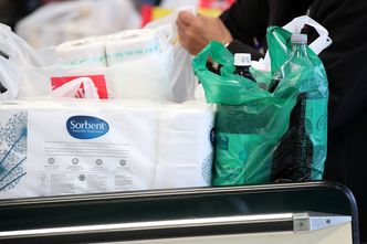 Pierwszy kraj na świecie rezygnuje z plastikowych torebek w marketach