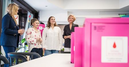 Lublin. Do szkół trafią różowe skrzyneczki. Problem, o którym się mało mówi, doczekał się solidnego wsparcia miasta