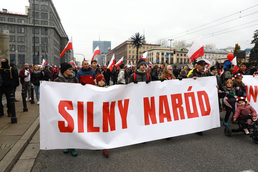 Warszawa, 11.11.2022. Uczestnicy Marszu Niepodległości w Warszawie, 11 bm. Marsz pod hasłem �Silny naród, wielka Polska� przechodzi ulicami Warszawy w kierunku Stadionu Narodowego. Trwają obchody Narodowego Święta Niepodległości. (sko) PAP/Rafał Guz