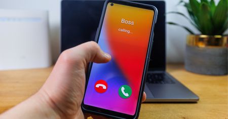Wielu boi się nie odbierać. A gdyby prawo pozwalało odrzucić telefon od szefa po pracy?