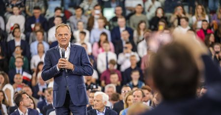 Tusk na konwencji PO zarzucił prezesowi NBP brak kompetencji. "Mój rząd potrafił walczyć z drożyzną"