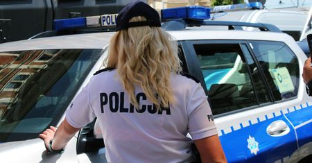 Wieluń: Zamki magnetyczne w drzwiach, a w środku pięć nielegalnych urządzeń do gier hazardowych. Policjanci przejęli sprzęt i zatrzymali 19-latka