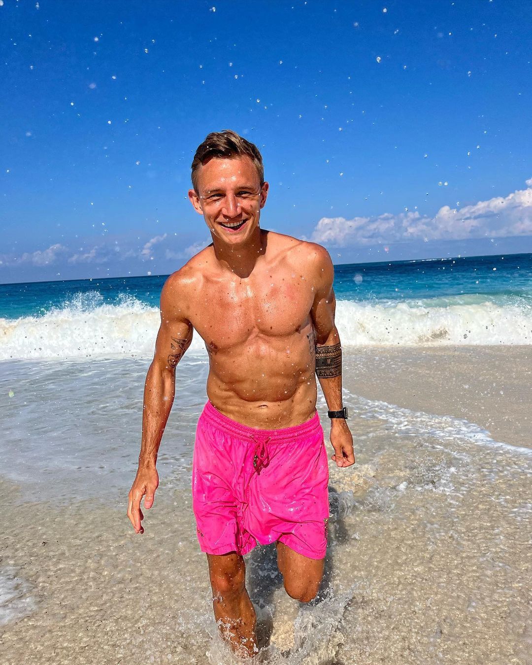 Jakub Rzeźniczak pręży muskuły, a fanka porównuje go do Craiga