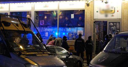 Warszawa. Dziesięć radiowozów policji przed PiwPaw [ZDJĘCIA]