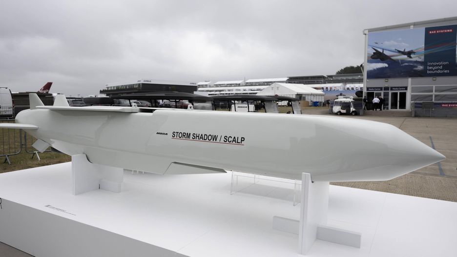 Opening day of the Farnborough International Airshow in Hampshire, England, on 22nd July, 2024
Farnborough, England, UK. 22nd July, 2024. The Farnborough International Airshow runs from 22-26 July 2024 and showcases global aerospace and defence sectors in this world-leading airshow. Image: Storm Shadow / SCALP cruise missile on the MBDA pavilion., Credit:MALCOLM PARK / Avalon 
Dostawca: PAP/Avalon
MALCOLM PARK / Avalon
22nd July 2024, arms, cruise missile, MBDA, military hardware, Storm Shadow SCALP, The Farnborough International Airshow