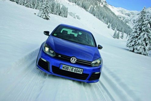 VW Golf R w zimowej scenerii