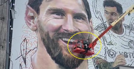 David Beckham sfilmowany przez żonę Victorię. W tle... Leo Messi