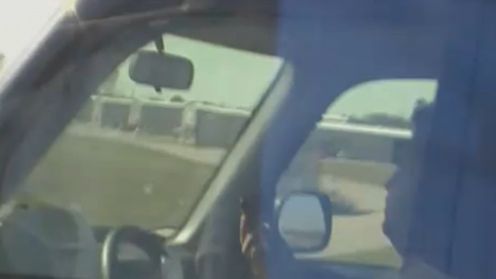 Ile rzeczy naraz w samochodzie może robić prawdziwy kretyn? [wideo] 1