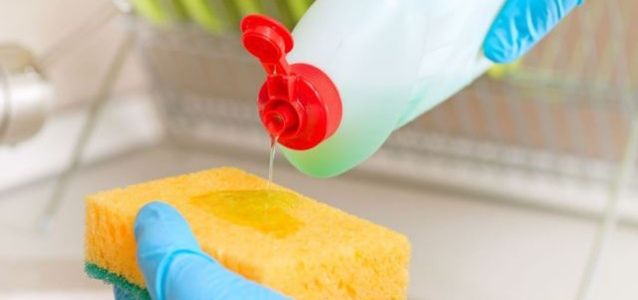 Domowy płyn do mycia naczyń. Zapomnij o podrażnionych dłoniach