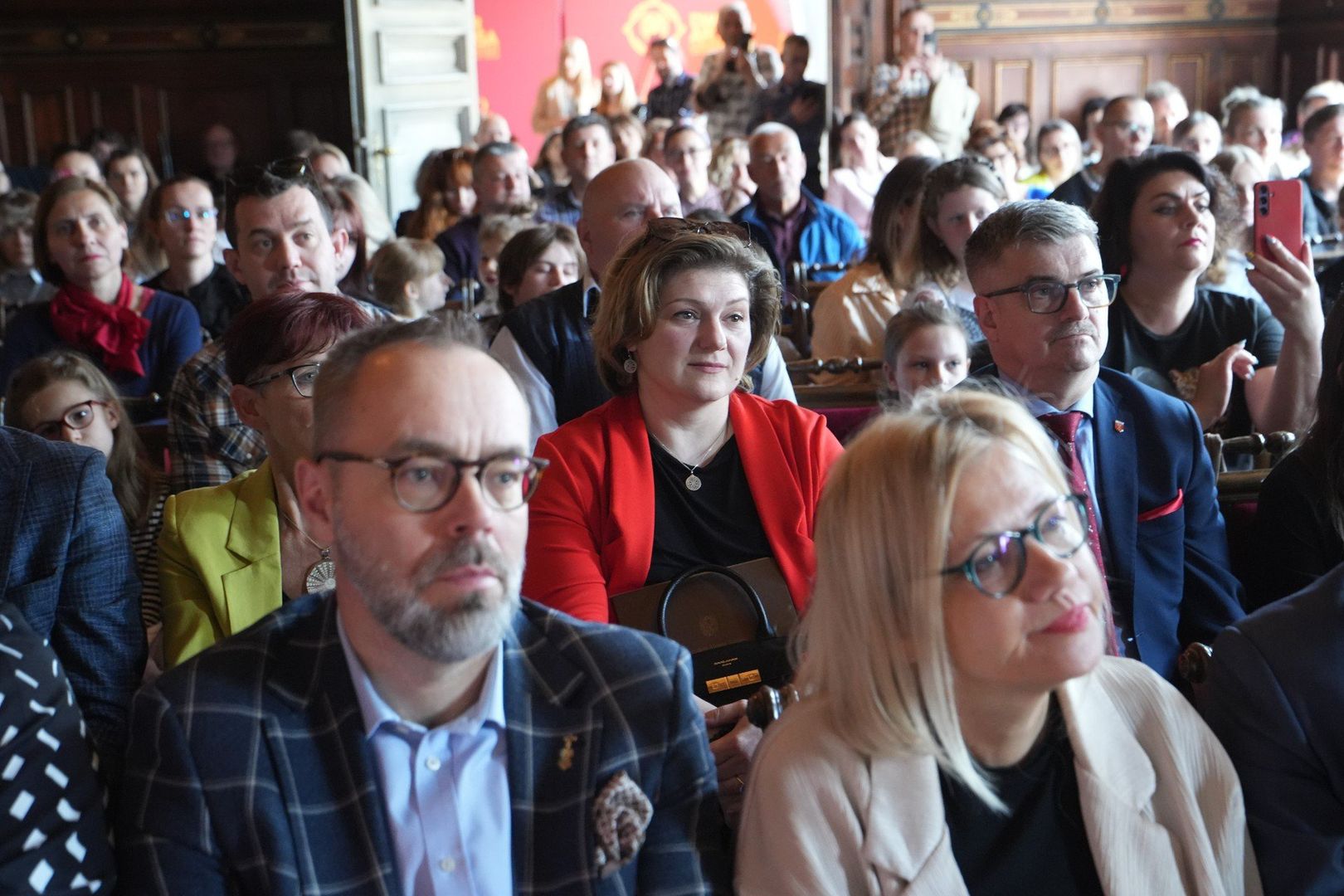 W Dworze Artusa w Toruniu rozstrzygnięty został IX Międzynarodowy Konkurs Plastyczny &#34;Z moich stron. W drodze&#34;, zorganizowany przez Ognisko Pracy Pozaszkolnej - Dom Harcerza w Toruniu. Nagrodzone i wyróżnione prace można oglądać na wystawie w tej placówce