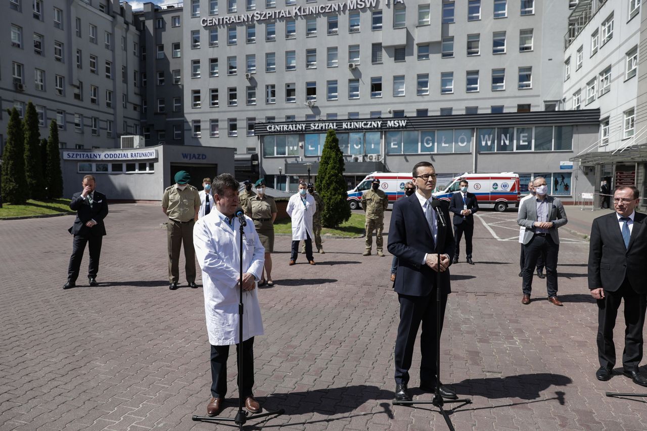 Konferencja prasowa premiera Mateusza Morawieckiego oraz dyrektora CSK MSWiA prof Waldemara Wierzby  przed Centralnym Szpitalem Klinicznym MSWiA