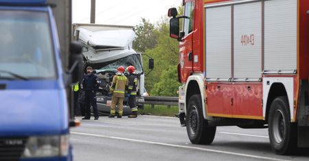 Sosnowiec. Droga Krajowa 94 zablokowana. Tir zawisł na betonach