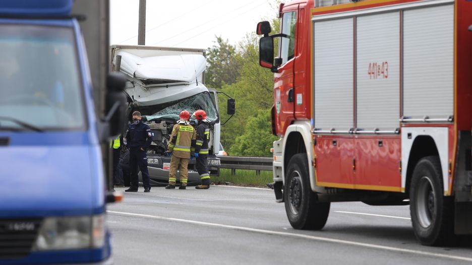Sosnowiec. Droga Krajowa 94. Tir zawisł na betonach / foto ilustracyjne