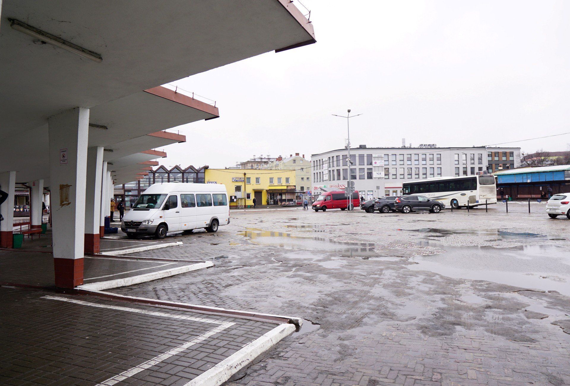 Plac dworcowy przy al. Tysiąclecia